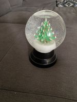 Schneekugel mit Weihnachtsbaum