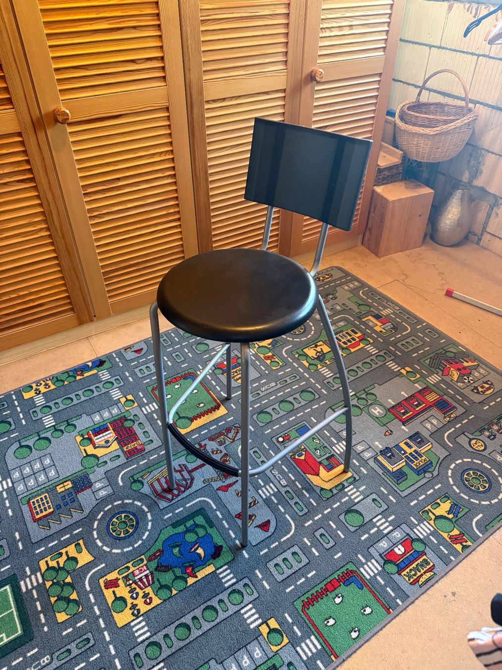 Tavoli: Stehtisch mit 3 Barhocker – Usato da Triesen venduto da mfo_g8hp 6