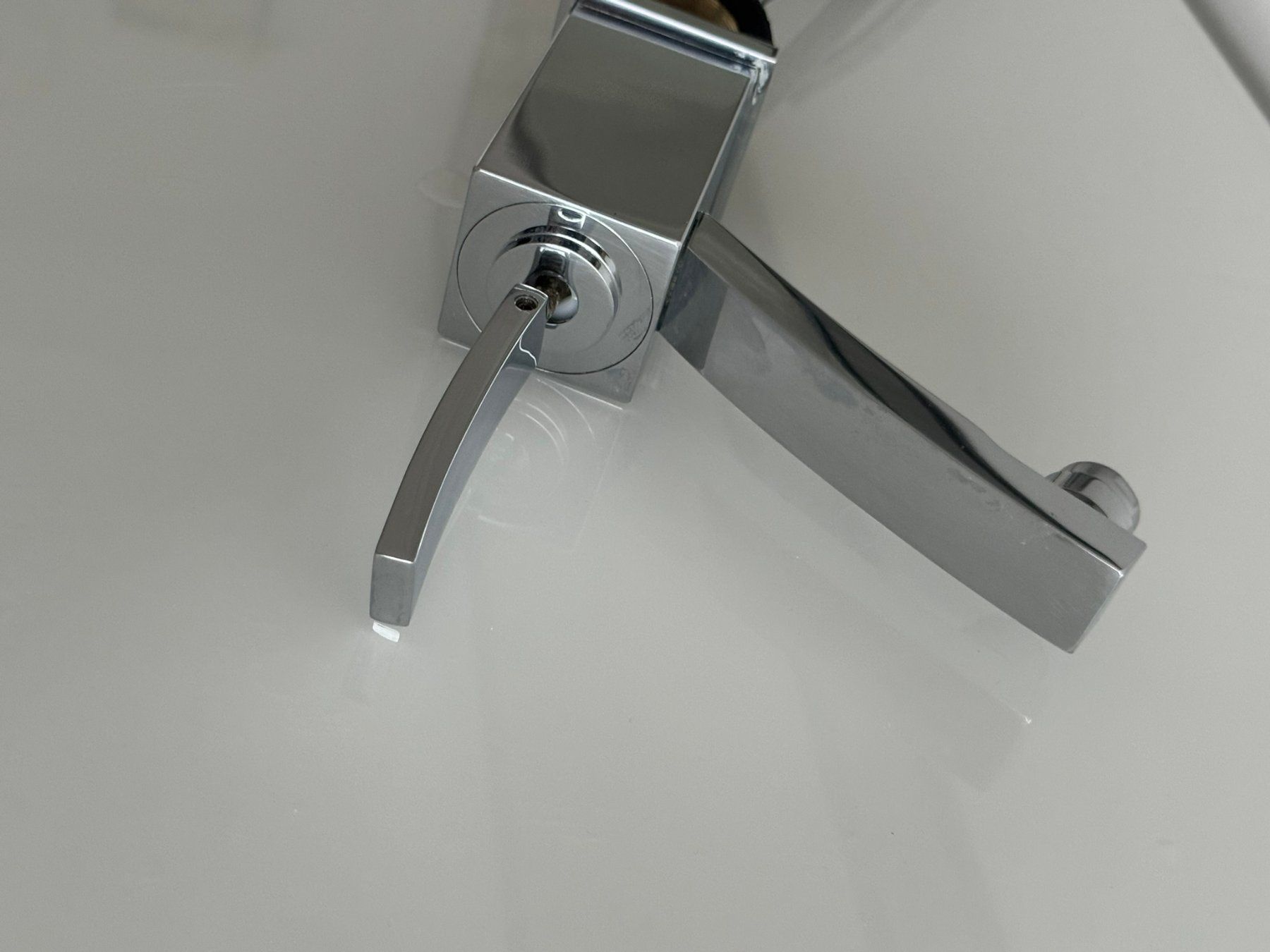 Armaturen: Moderne Waschtischarmatur, Chrom, Neuwertig – Gebraucht aus Uhwiesen von mic_kd6g 4