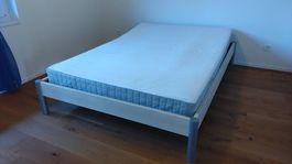 Bett mit Inhalt