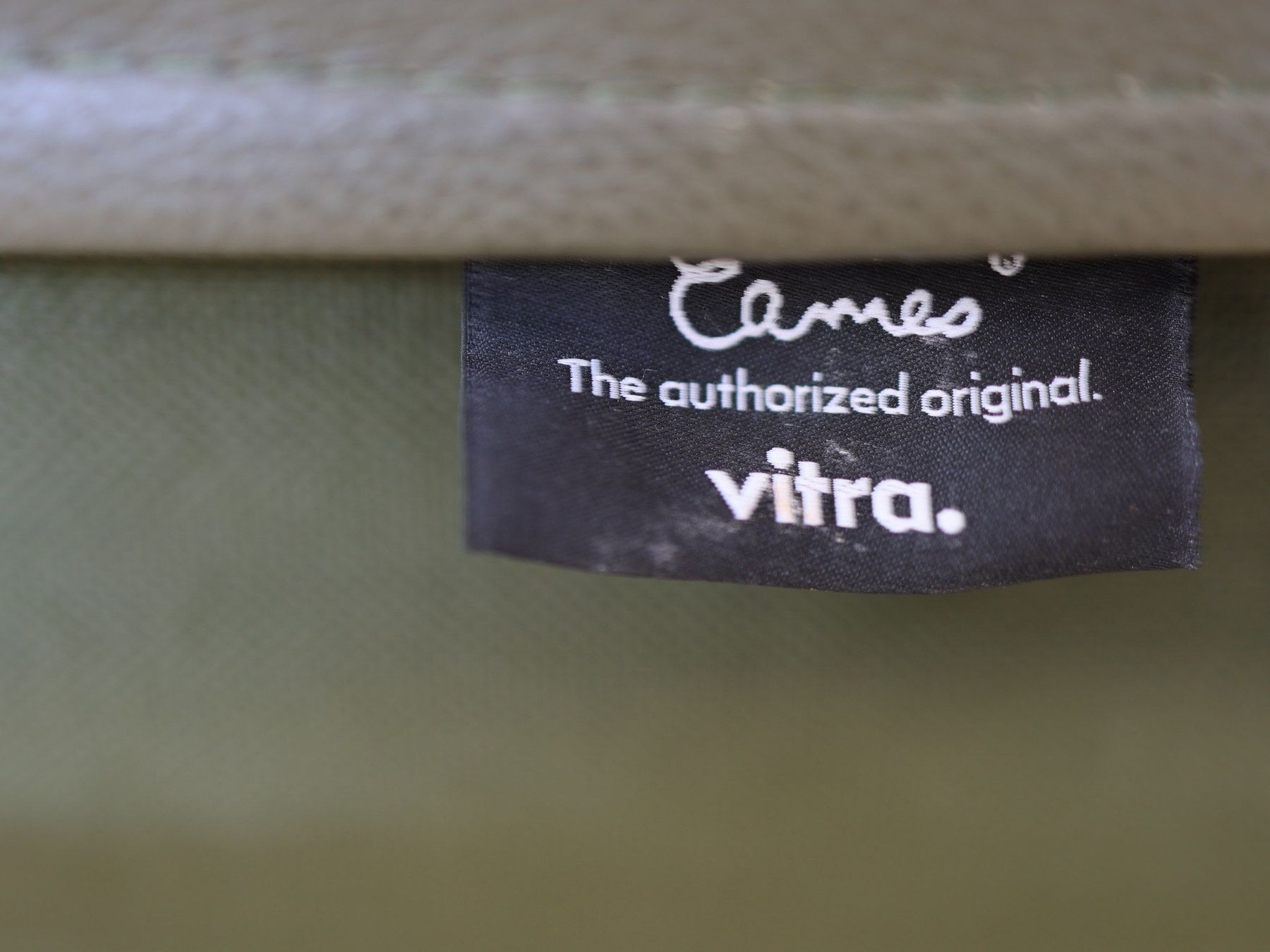 Vitra Stühle: Vitra Eames EA 208 Softpad Bürostühle | Olive Leder – Gebraucht aus Meinisberg von atelier_TILIJA 4