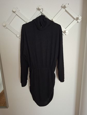 Strickkleid schwarz mit Rollkragen gerippt Grösse L
