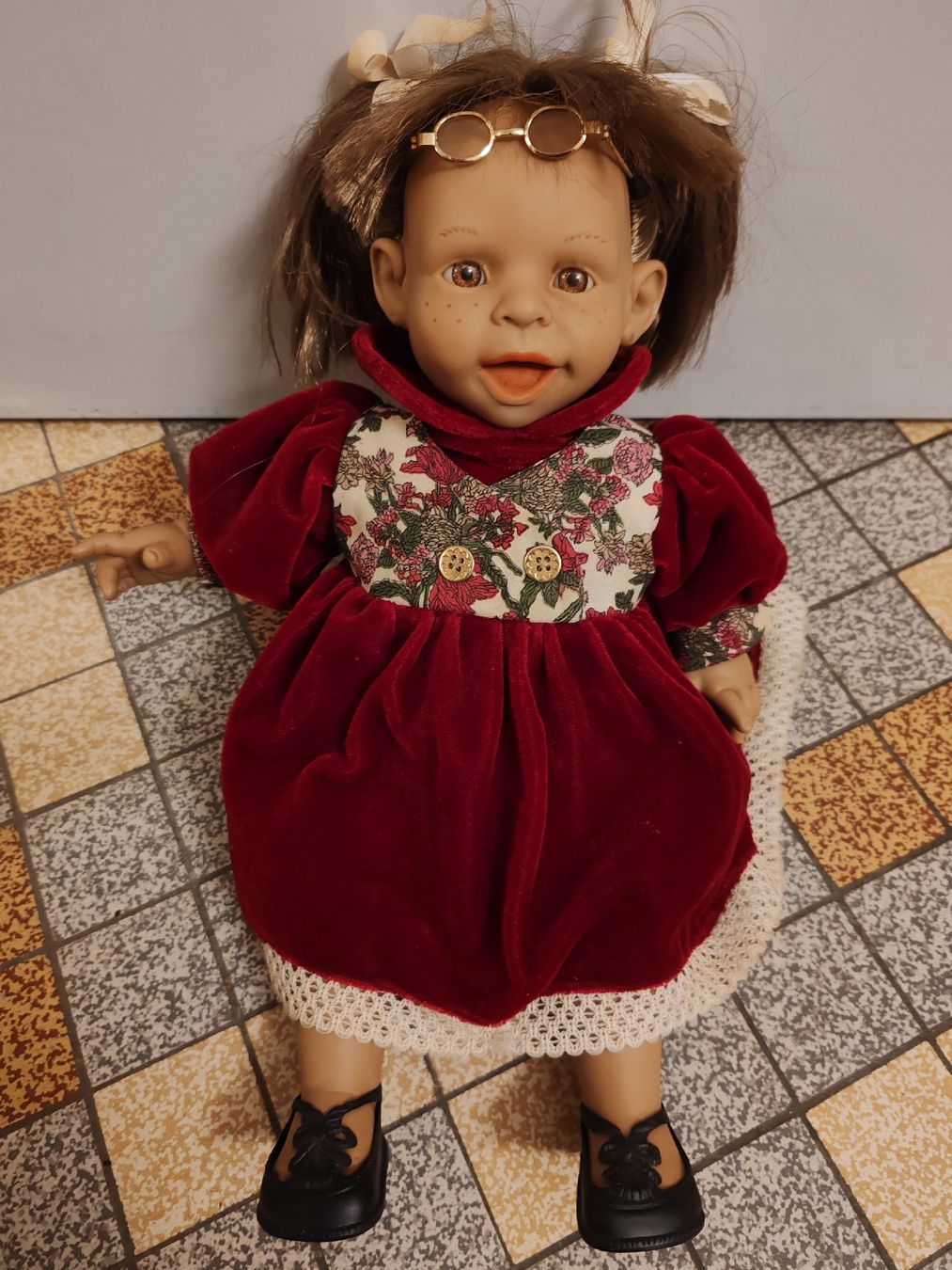Bambole: Puppe mit Brille und Samtkleid Grösse ca. 45cm gebraucht – Usato da Wila venduto da neu_s8qs
