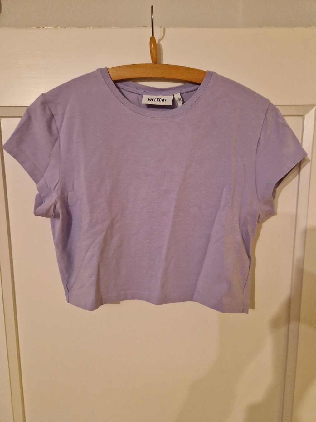 Weekday T-shirt: Violet T-Shirt - size L – Usato da Allschwil venduto da IreneTu