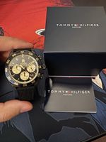 Schwarzer Chronograf mit TH-Monogramm
