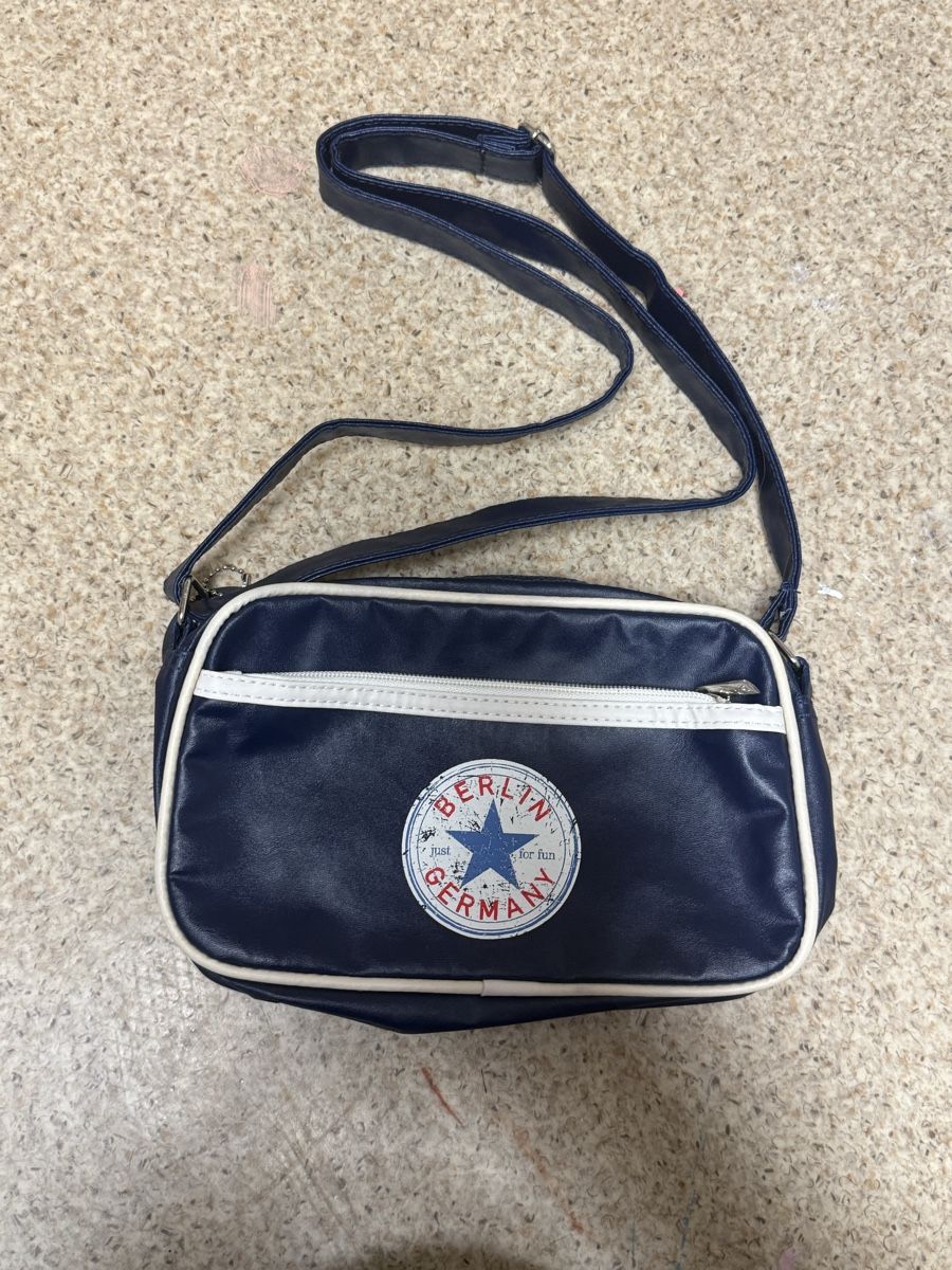 Taschen für Damen: Kleine Tasche Berlin – Neu (gemäss Beschreibung) aus Oeschgen von Mich_elle