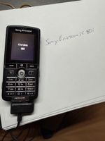 Sony Ericsson K750i mit Akku und Ladegerät