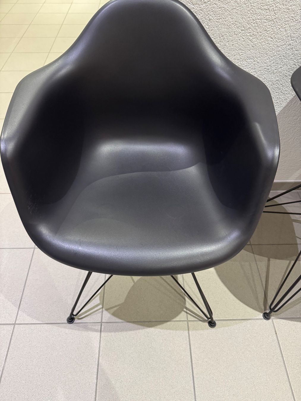 Vitra Stühle: 3x Vitra Eames Plastic Armchair DAR – Original – Anthrazit – Gebraucht aus Gross von isa_mv6h 3