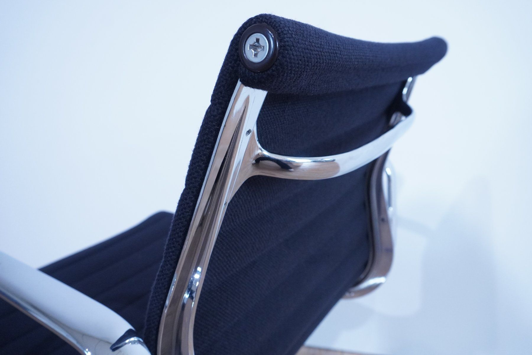 Vitra Sedie: Vitra Eames Alu Chair EA107 Hopsak nero – Usato da Bad Zurzach venduto da QLASSIQ 6