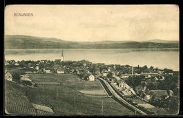 AK Berlingen, Ortsansicht am See mit Kirche und Bahnlinie
