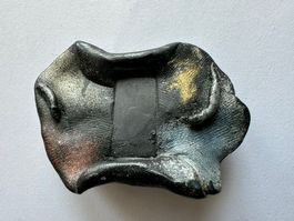 Winter-Brosche schwarz gold grün blau