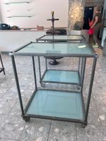 Gestelle aus Glas u. Metall rollbar, 2 Stück
