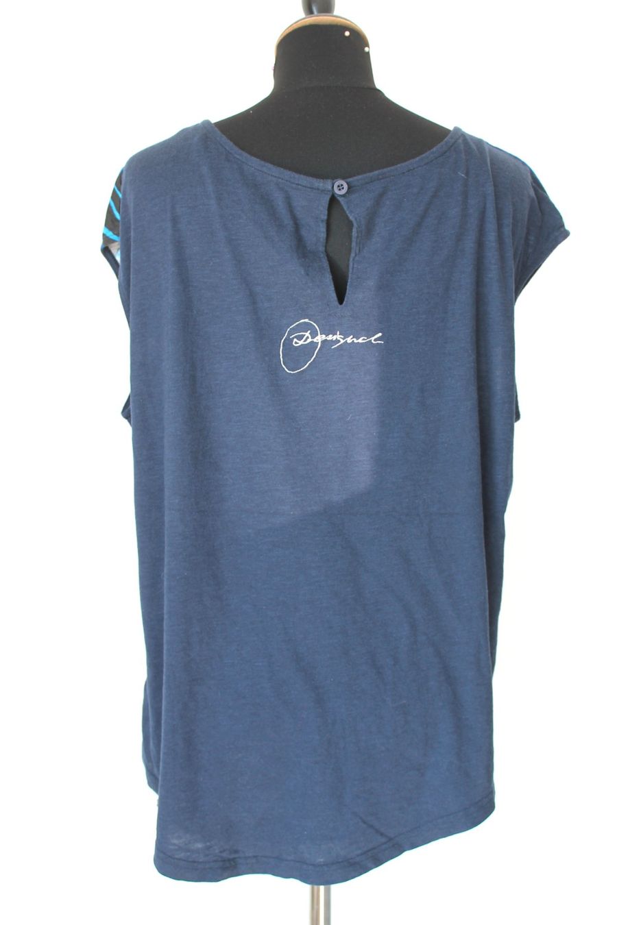 Desigual T-shirt: T-Shirt DESIGUAL taille L – Usato da Chez-le-Bart venduto da jasse 1