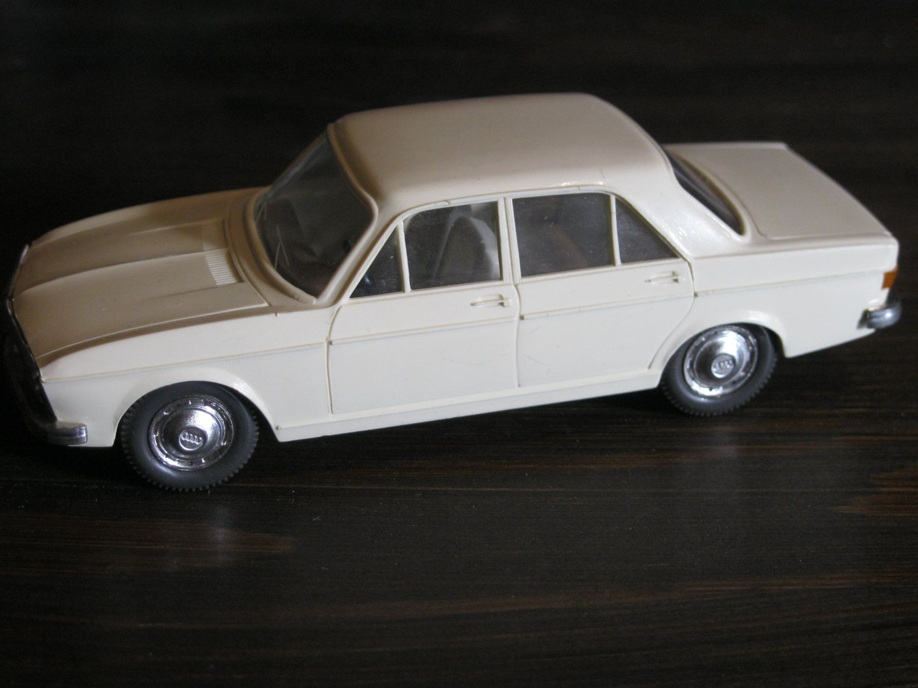 Audi Modellini d'auto: Audi 100 LS 1:40 Cursor Modell 968 hell-beige ohne OVP – Usato da Utzenstorf venduto da jue_5d6l 2
