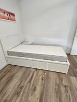 Bett mit Schubkästen