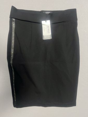 Schwarzer Guess Minirock mit Nieten, Gr. S, Neu mit Etikett