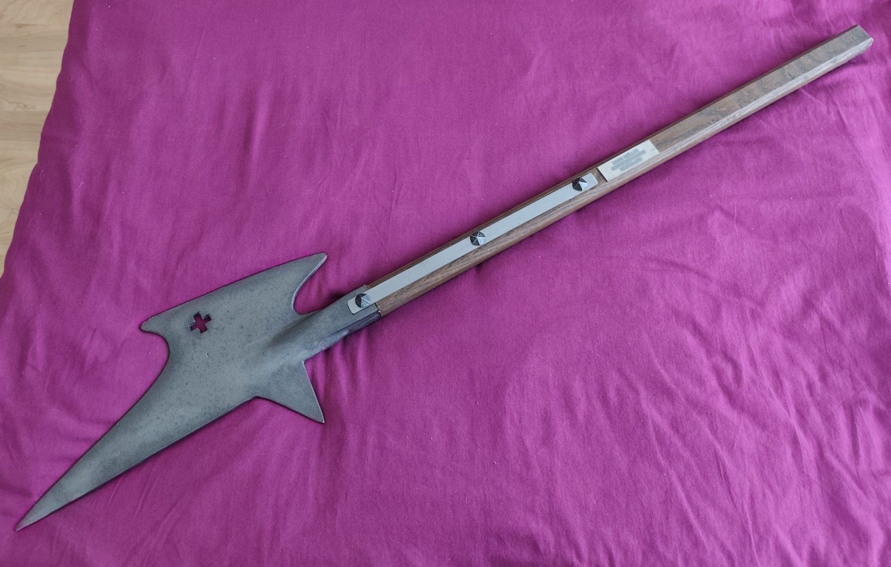 Armi bianche: Hellebarde Holzschaft und Metall Speerspitze Länge 104 cm – Nuovo (secondo la descrizione) da Bettwil venduto da Tigria10 1