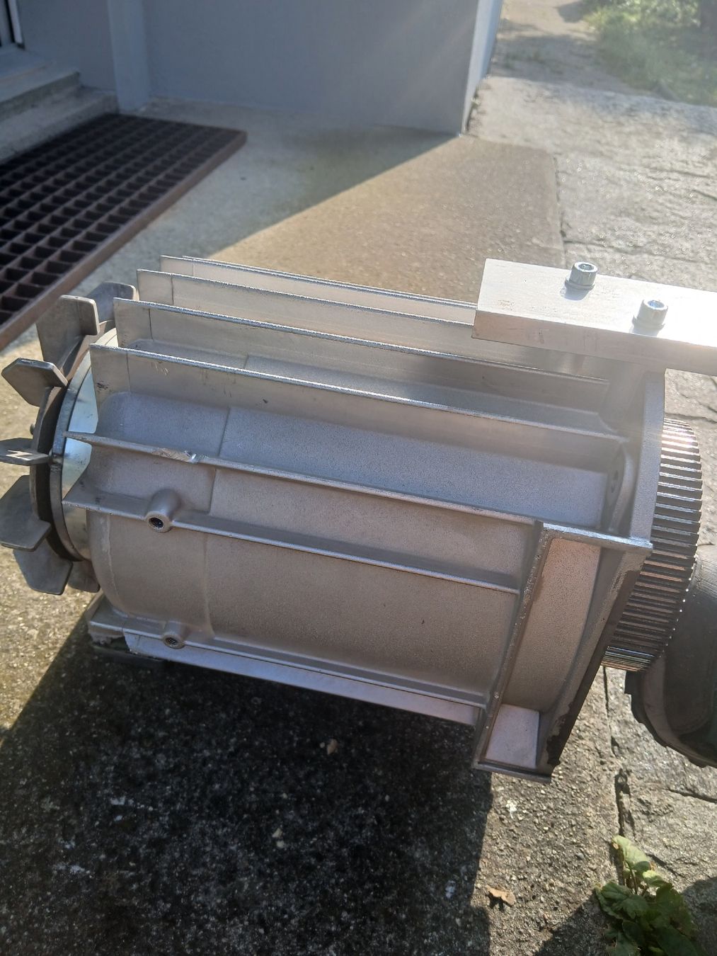 Motori: Motor HUG STRIEBIG VLU 50 gehäuse defekt – Usato da Kriens venduto da BenjaminsTokey 1