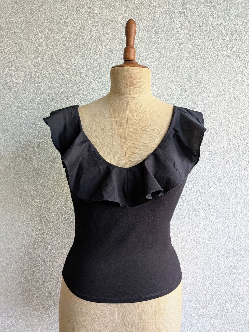 Top: Black top ruffled V-neck S – Usato da Lachen SZ venduto da joa_rf9n