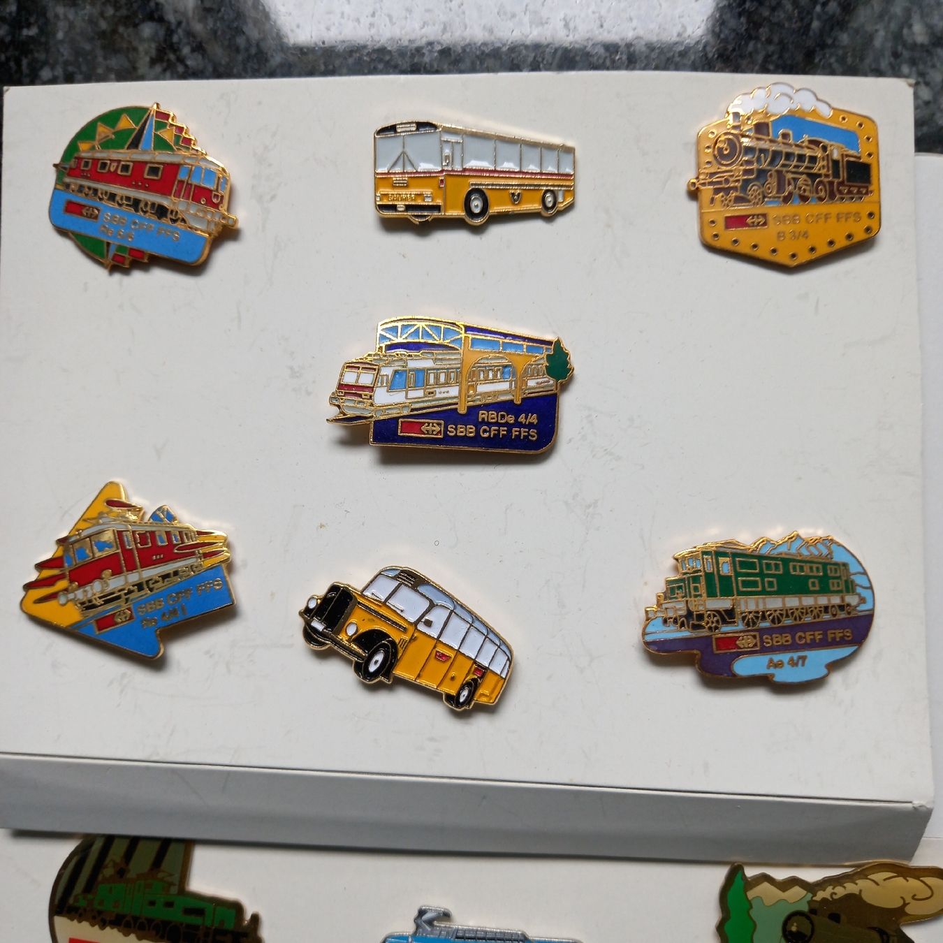 SBB/CFF/FFS Placchette & Badge: Pin Set SBB Loks und Postautos. – Nuovo e nell'imballaggio originale da Schwarzenberg LU venduto da Agamy