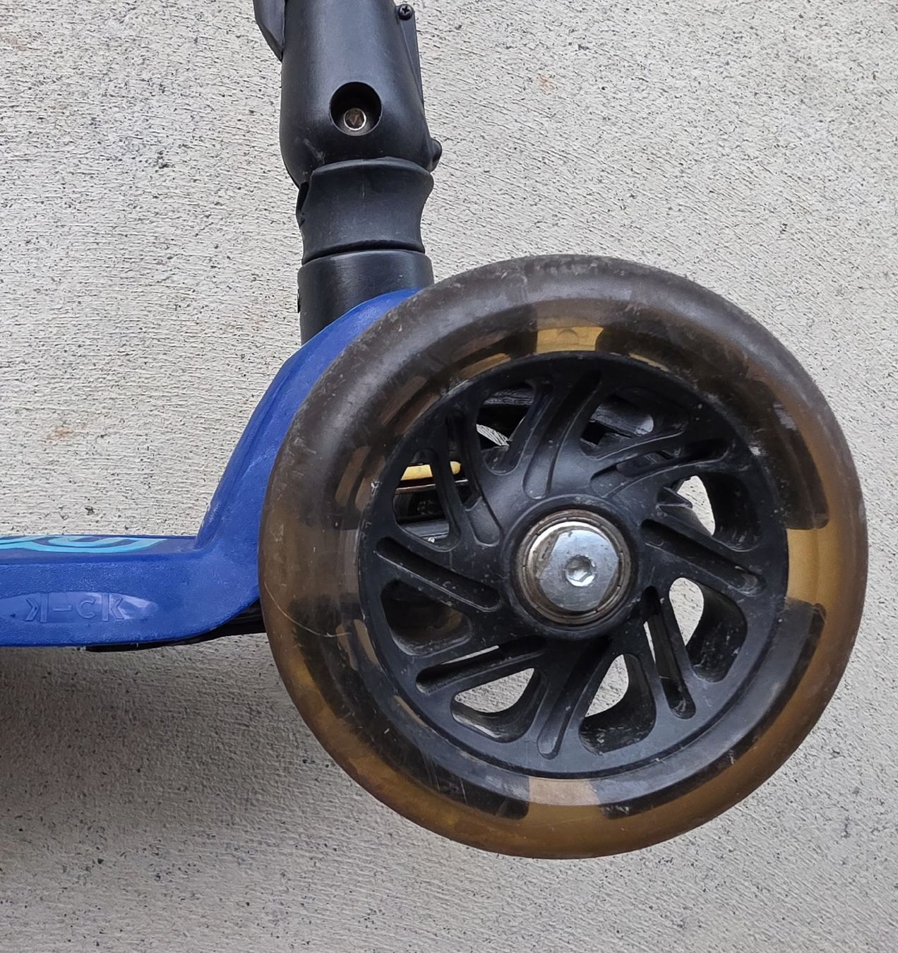 Micro Fahrzeuge für Kinder: Micro Maxi Trottinett blau gebraucht  – Gebraucht aus Zell LU von claro62 9