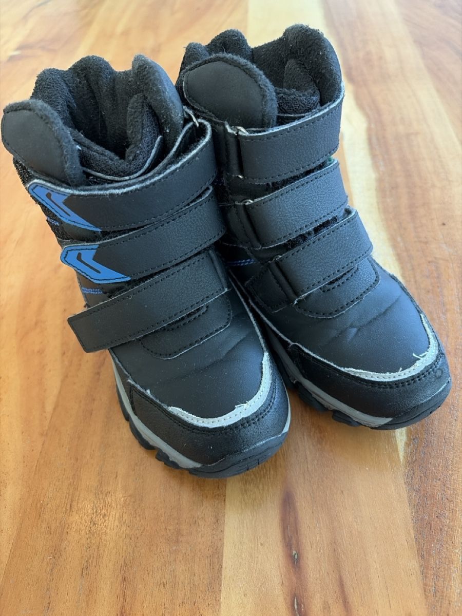 Chaussures garçon: Kinder Winterschuhe Grösse 29 Schwarz/Blau gebrauch – D'occasion à Schmitten FR par Bassline77