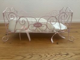 Sehr schönes Puppenbett