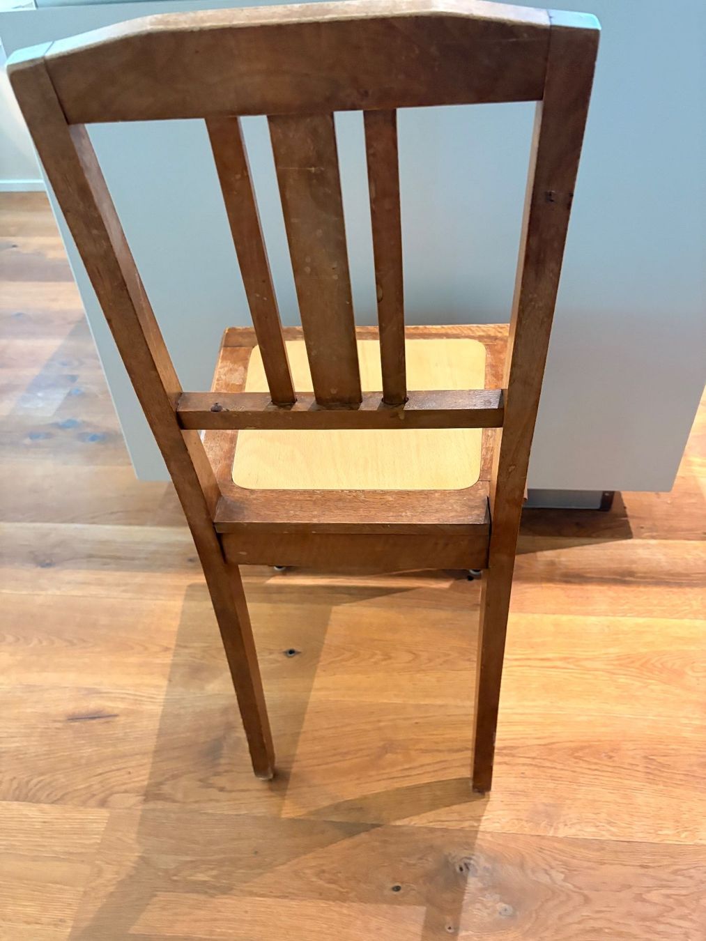 Chaises: Charmanter Holzstuhl robust restauriert – D'occasion à Schönenwerd par Rosafee 3