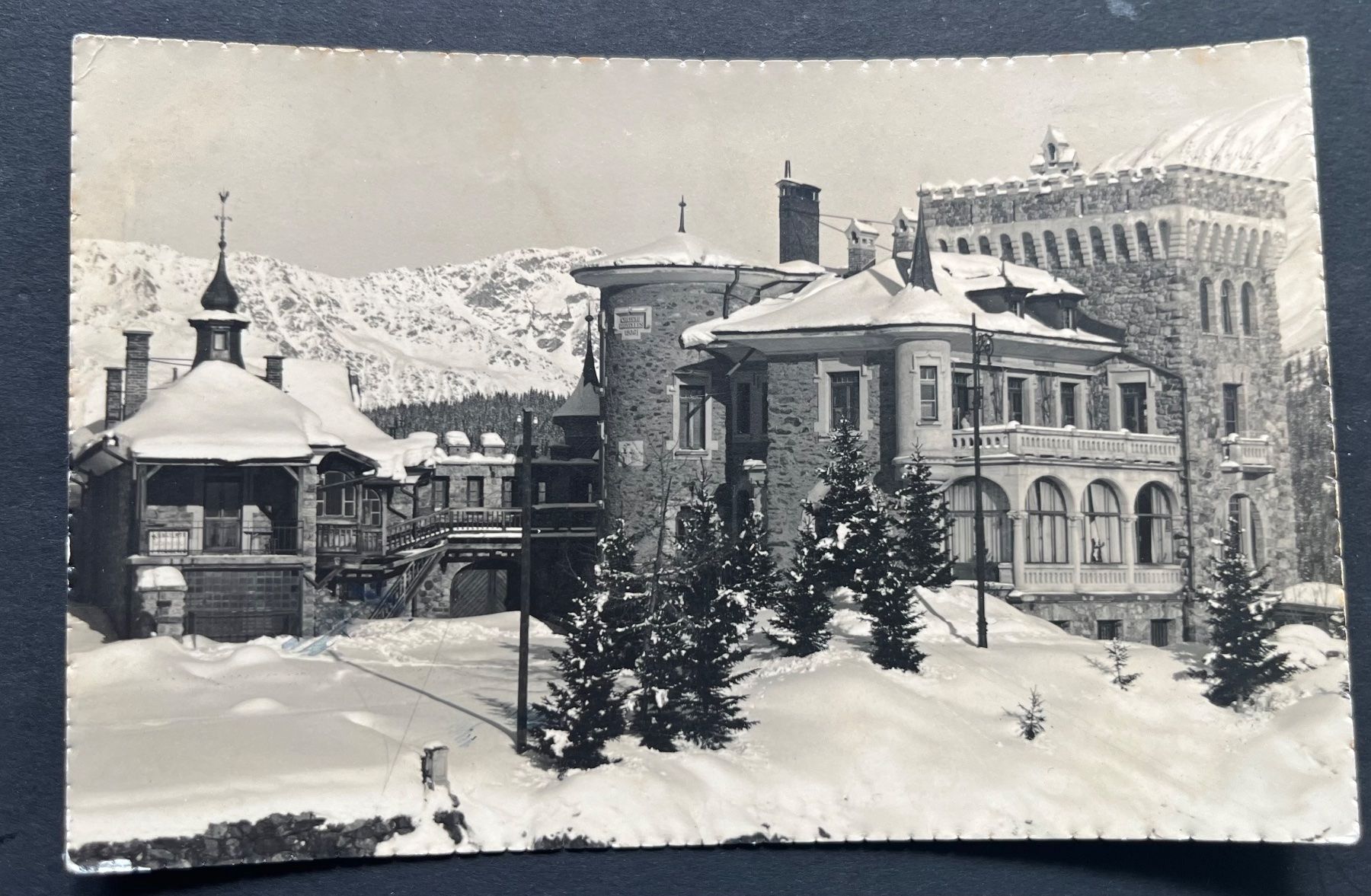 Cartoline postali: Schloss Brüssel/Davos Dorf/ Ph.A. Buser, Bahnpost Räth. Bahn – Usato da Ostermundigen venduto da DaxKarten-75