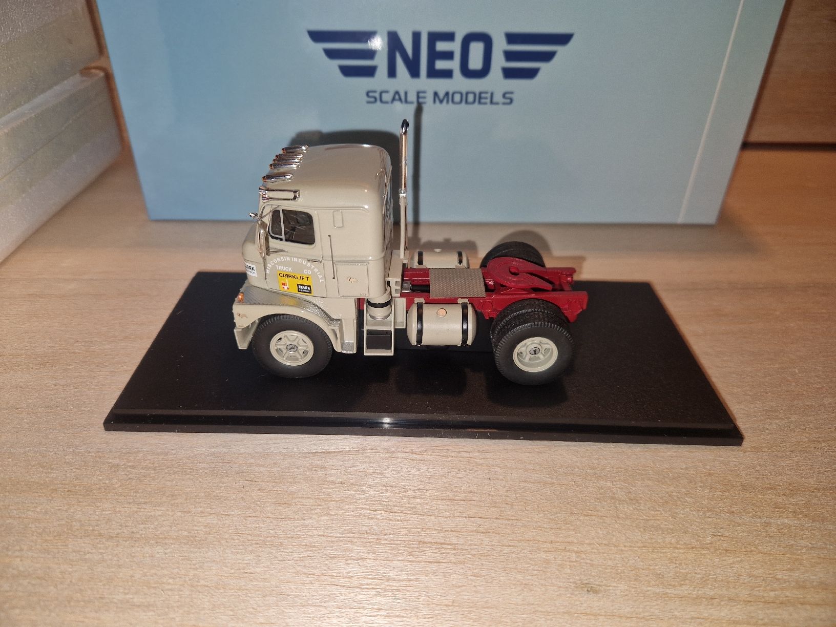 Modellbausätze & Standmodelle: Mack von Neo Scale Models – Neu und originalverpackt aus Zofingen von TR1981 3