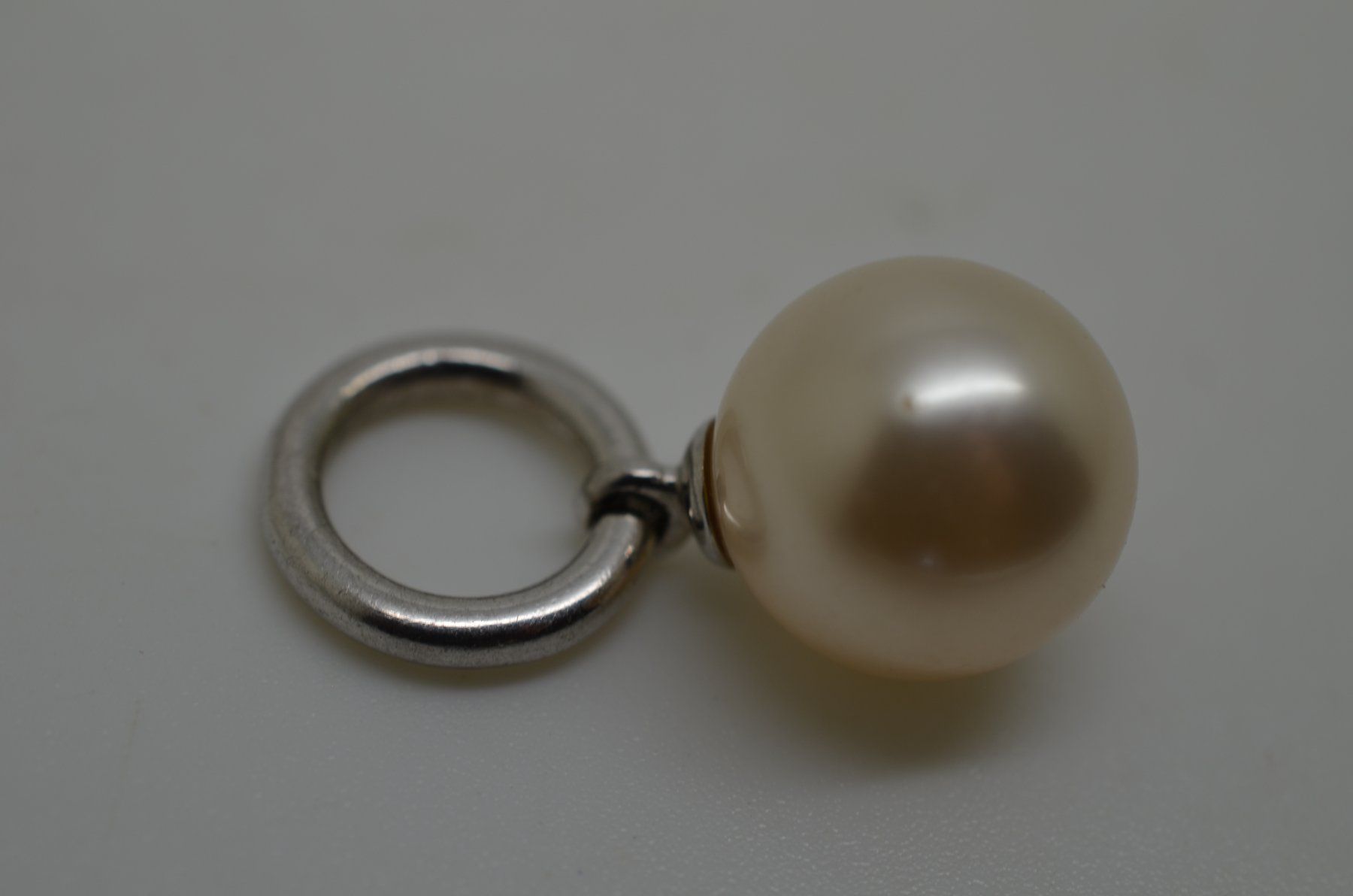 Ciondoli: Pendentif argent avec perles imitation 12mm – Usato da La Croix (Lutry) venduto da OMEGA07