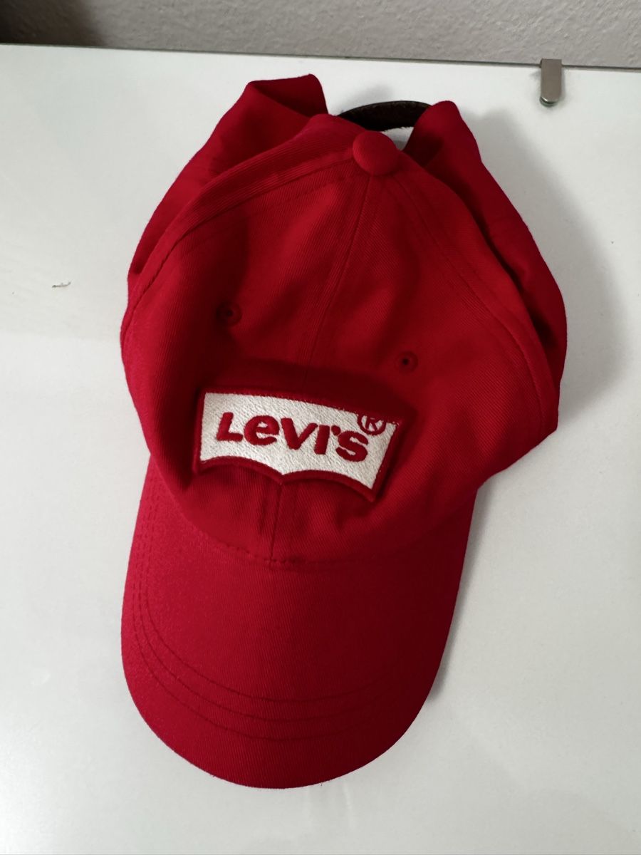 Altro in  Abbigliamento & Accessori: Levi's Kappe rot Baseball Cap gute Verfassung – Usato da Dietikon venduto da alb_lc2j 2