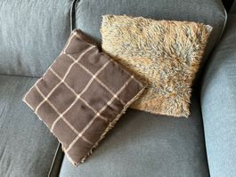 Zwei Zierkissen braun kariert und Kunstfell gebraucht
