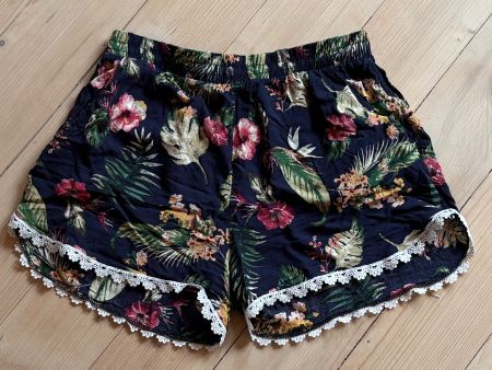 Kurze Hose/Hotpants weit,Blumen/weisse Häkel-Borte,Gr.M/L
