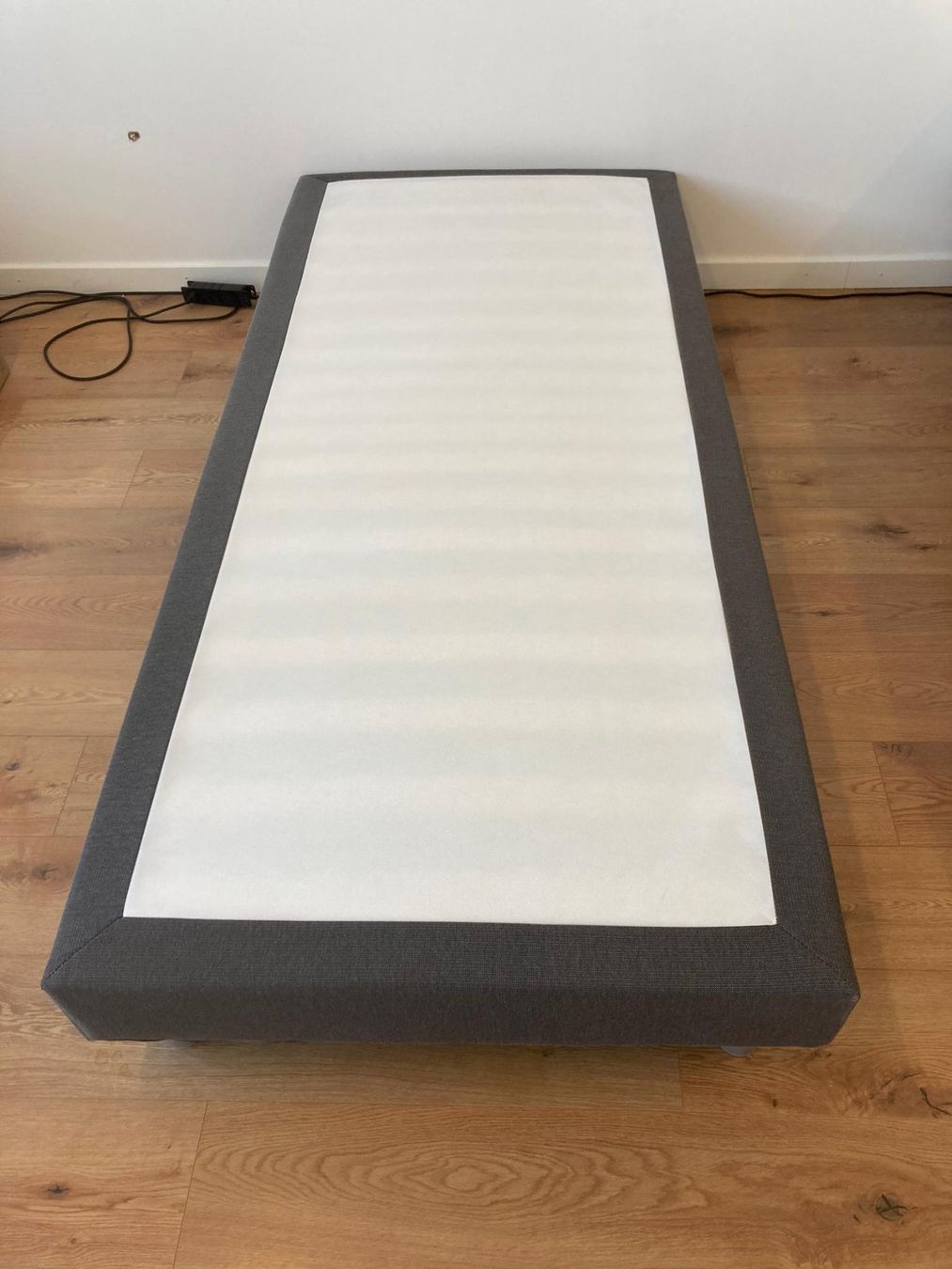 Letti: Lit Sommier tapissier 90x200 cm – Nuovo (secondo la descrizione) da Lausanne venduto da ipanema23