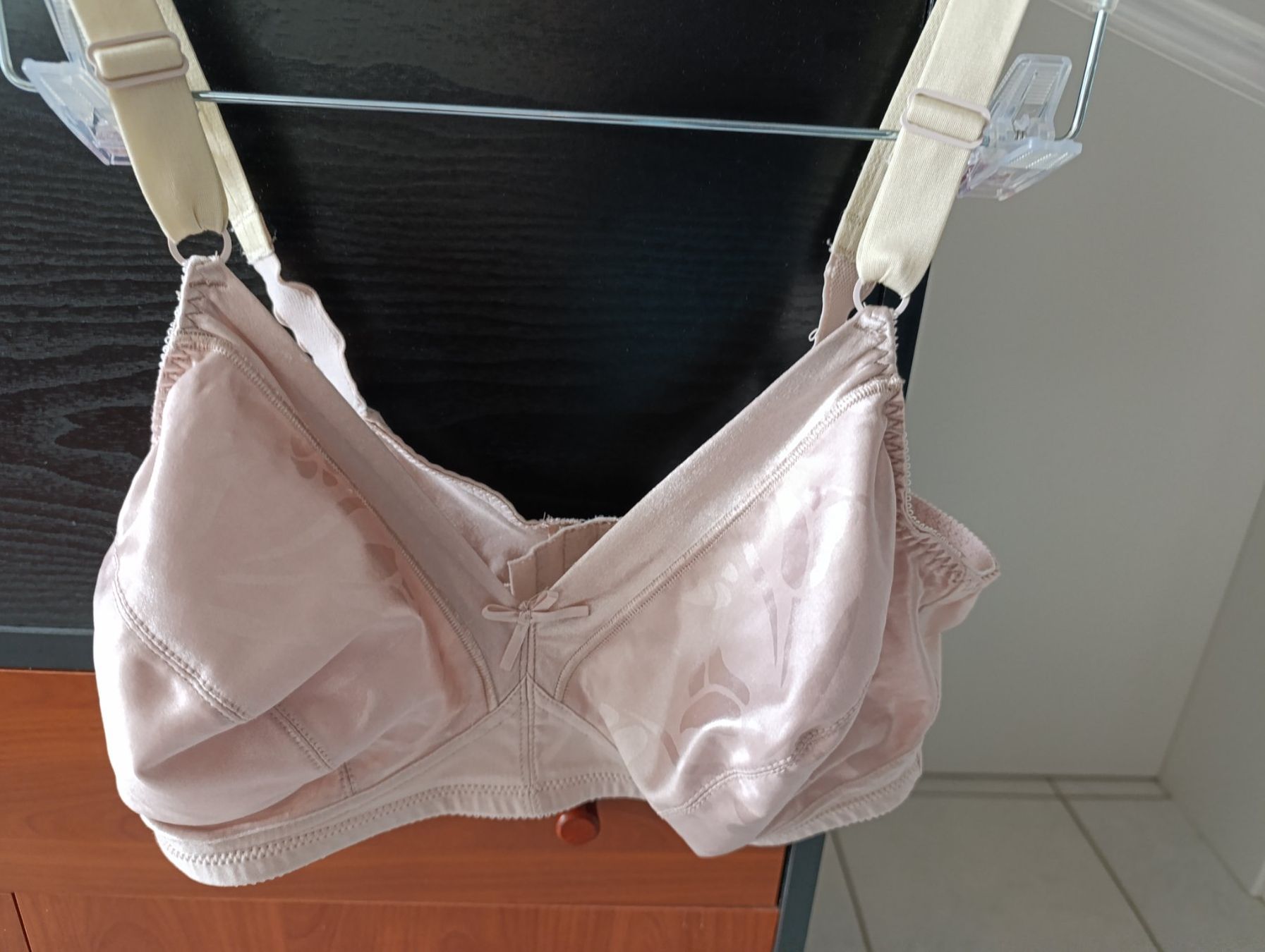 Sonstige Unterwäsche: 2 Soutien gorge beige et blanc – Gebraucht aus St-Cergue von Neviana 2