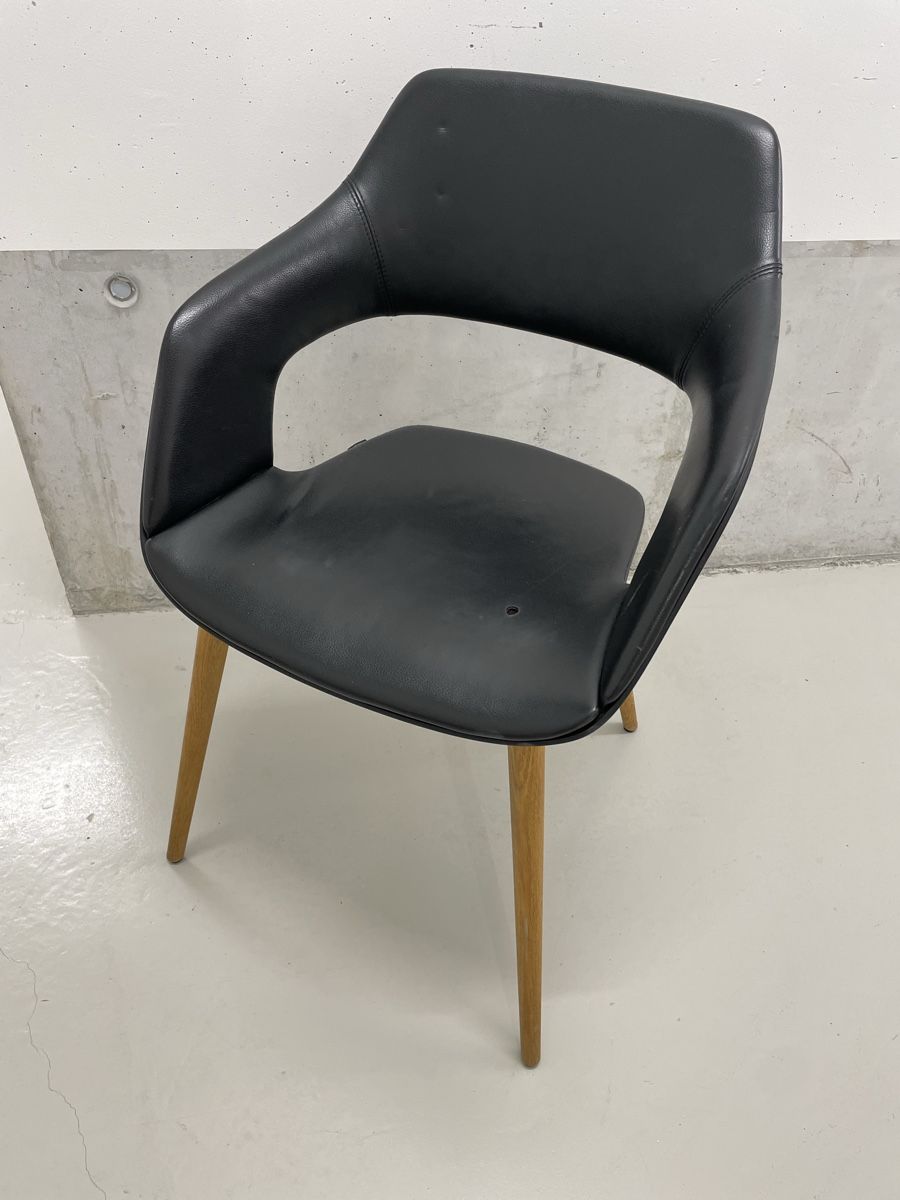 Wilkhahn Sedie: Schwarzer Wilkhahn Designer Lederstuhl mit Eichenholzbeinen – Usato da Grindelwald venduto da GW2005