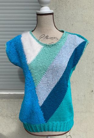 Superbe débardeur bleus coton et mohair blanc tricoté