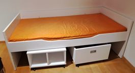 Jugendbett mit zwei Kommoden