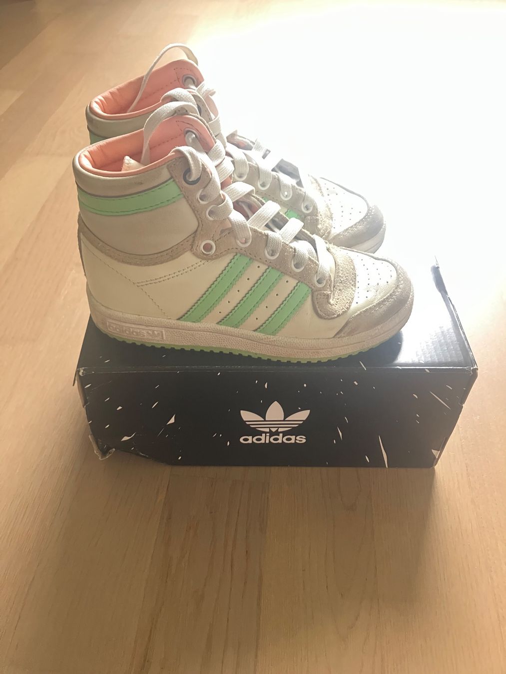Adidas Scarpe per ragazzi: Baskettes "Star Wars - Mandolorian" - Adidas / Taille : 29 – Usato da Genève venduto da SamZu 2