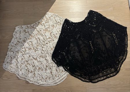 2 Ibiza Spitzen-/Häkeltops Schwarz & Weiss – Boho Style