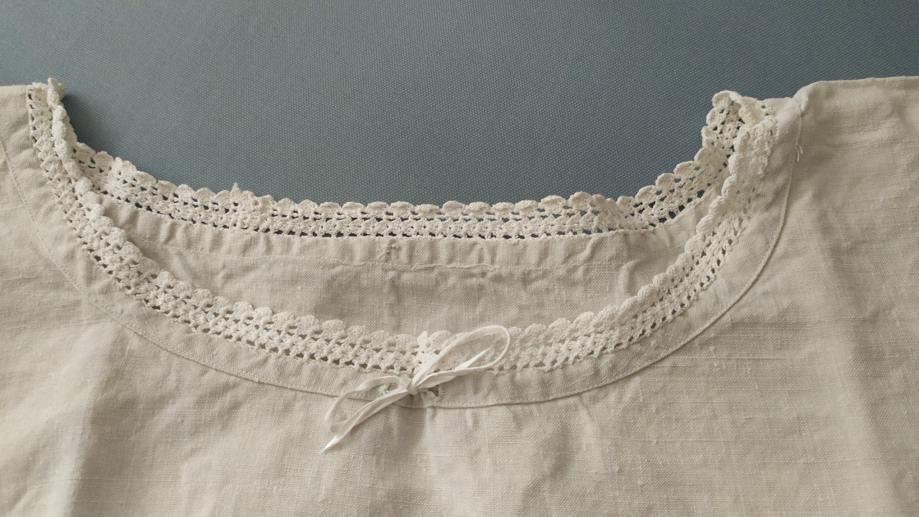 Vestiti: Uraltes Leinenkleid mit gehäkelten Rändern – Usato da Chezard St-Martin venduto da Loucail 2