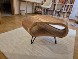 Massives Holztisch Unikat mit schwarzen Füsschen (ca. 60cm)
