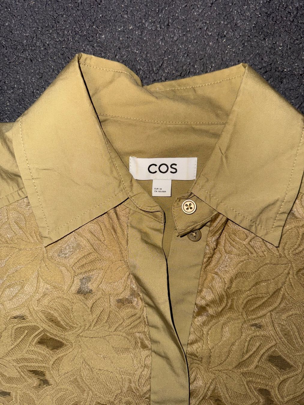 Cos Camicie: COS Kurzarmhemd olivgrün – Usato da Planken venduto da edw_2zds 2