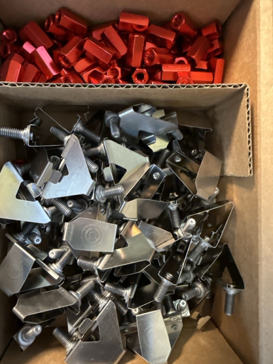 Eisenwaren: PATCHBOX /dev/mount Montage-Set mit Schrauben neu – Neu und originalverpackt aus Muttenz von acidforce