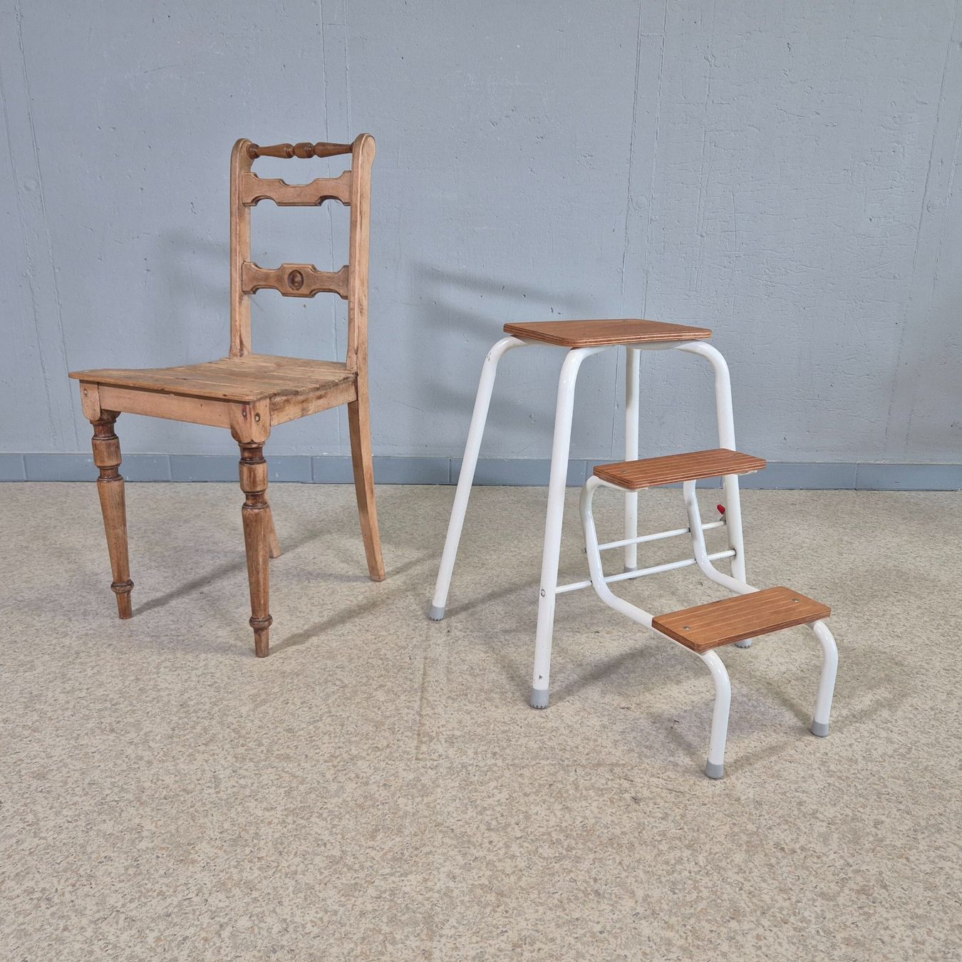 Sgabelli: Step-Stool Tritthocker 3-Tritt Hocker braun weiss – Usato da Nottwil venduto da Wondewa-Shop 1