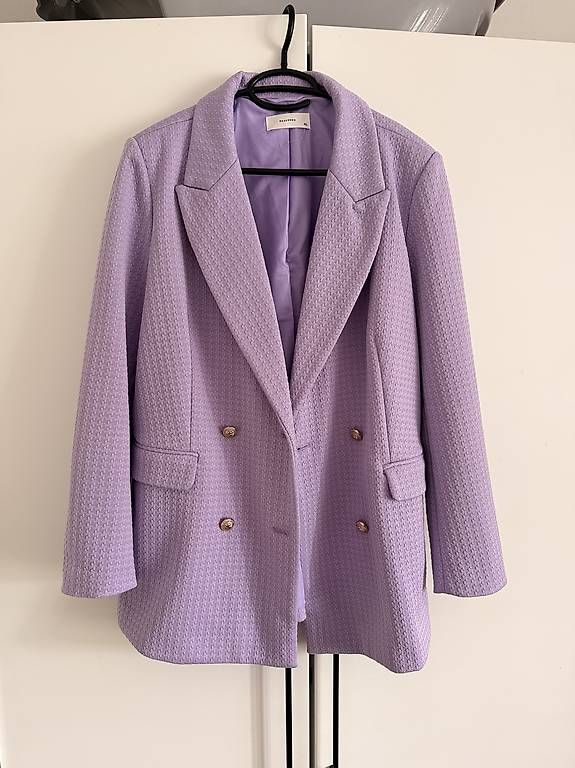 Jacken: Reserved, Blazer lila mit Goldknöpfen, Gr. 42 – Gebraucht aus Zollikofen von lili.j