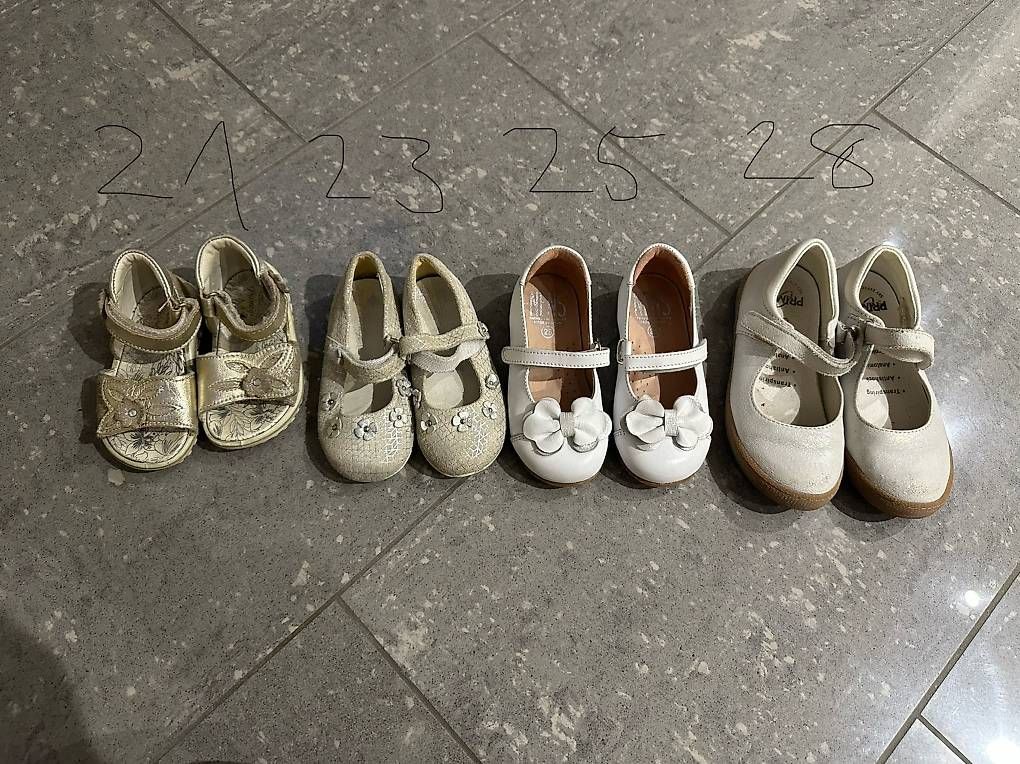 Schuhe für Mädchen: Weisse Ballerinas / Sandalen – Gebraucht aus Marbach SG von kha_s5m6