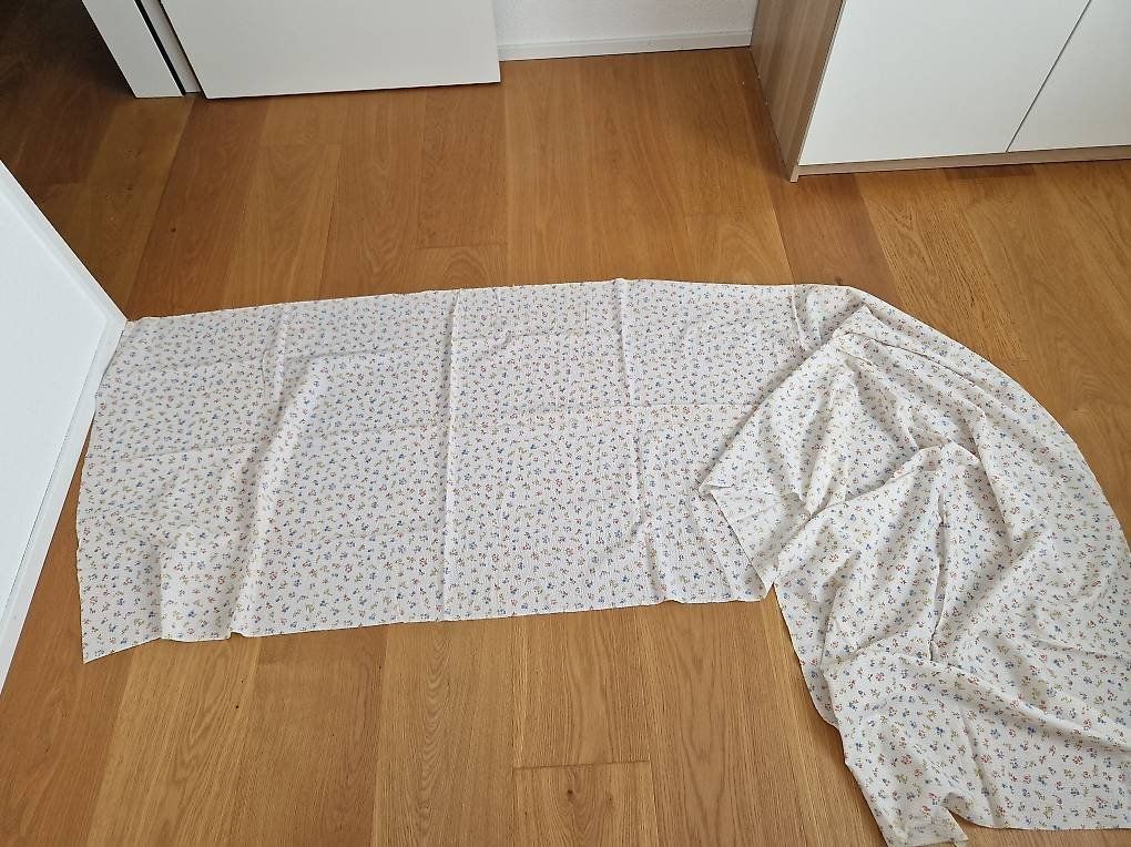 Tessuti: Sommerlicher Stoffrest mit Blumenmuster DDR Vintage – Usato da Erlinsbach SO venduto da ULIKH 1