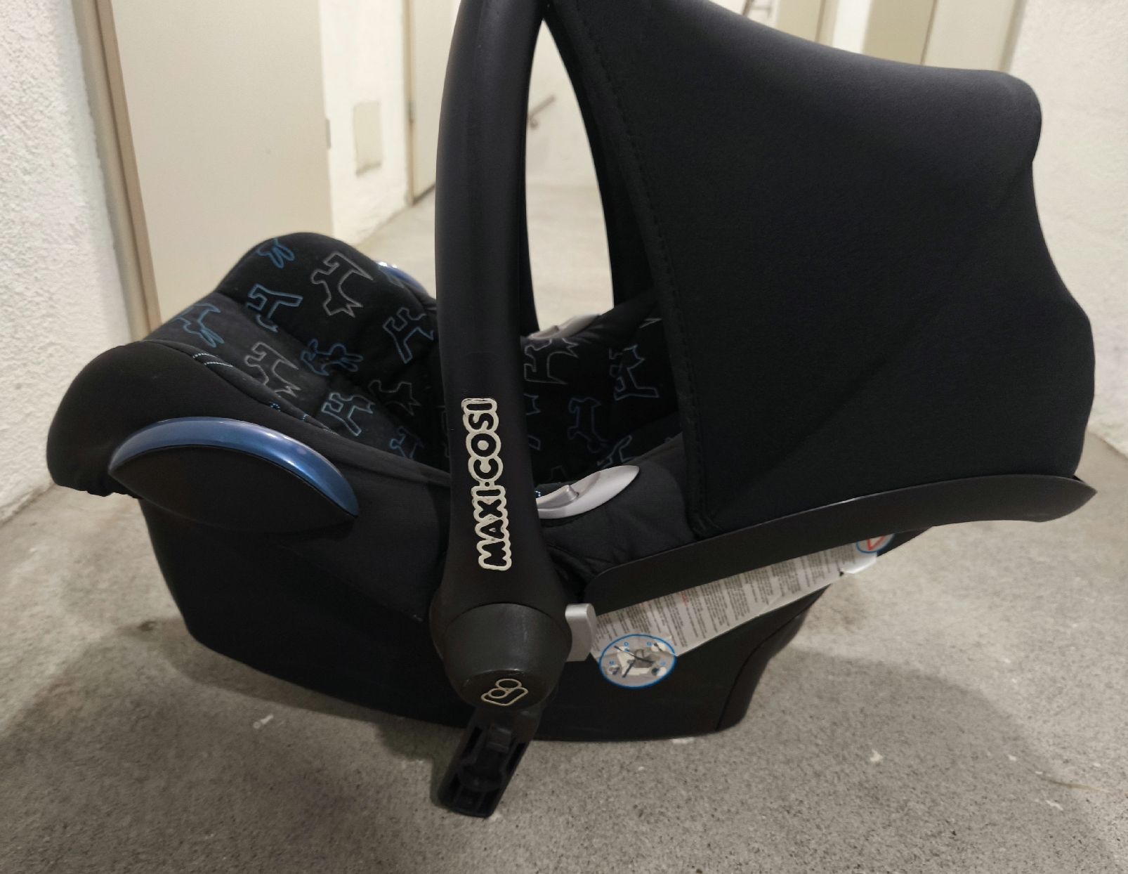 Maxi-Cosi Auto-Kindersitze: Maxi-Cosi Cabriofix Babyschale + Sitzverkleinerer unfallfrei – Gebraucht aus Winterthur von leovale 4